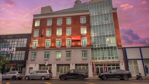 Front of property – evening/night - Red Roof PLUS+ Brooklyn - Flatbush Ave (Brooklyn)