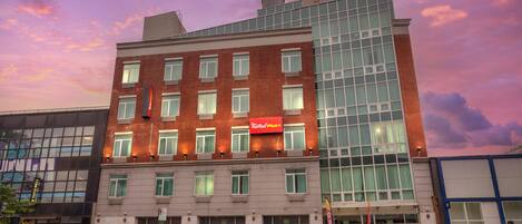 Façana frontal de l'allotjament (vespre/nit)