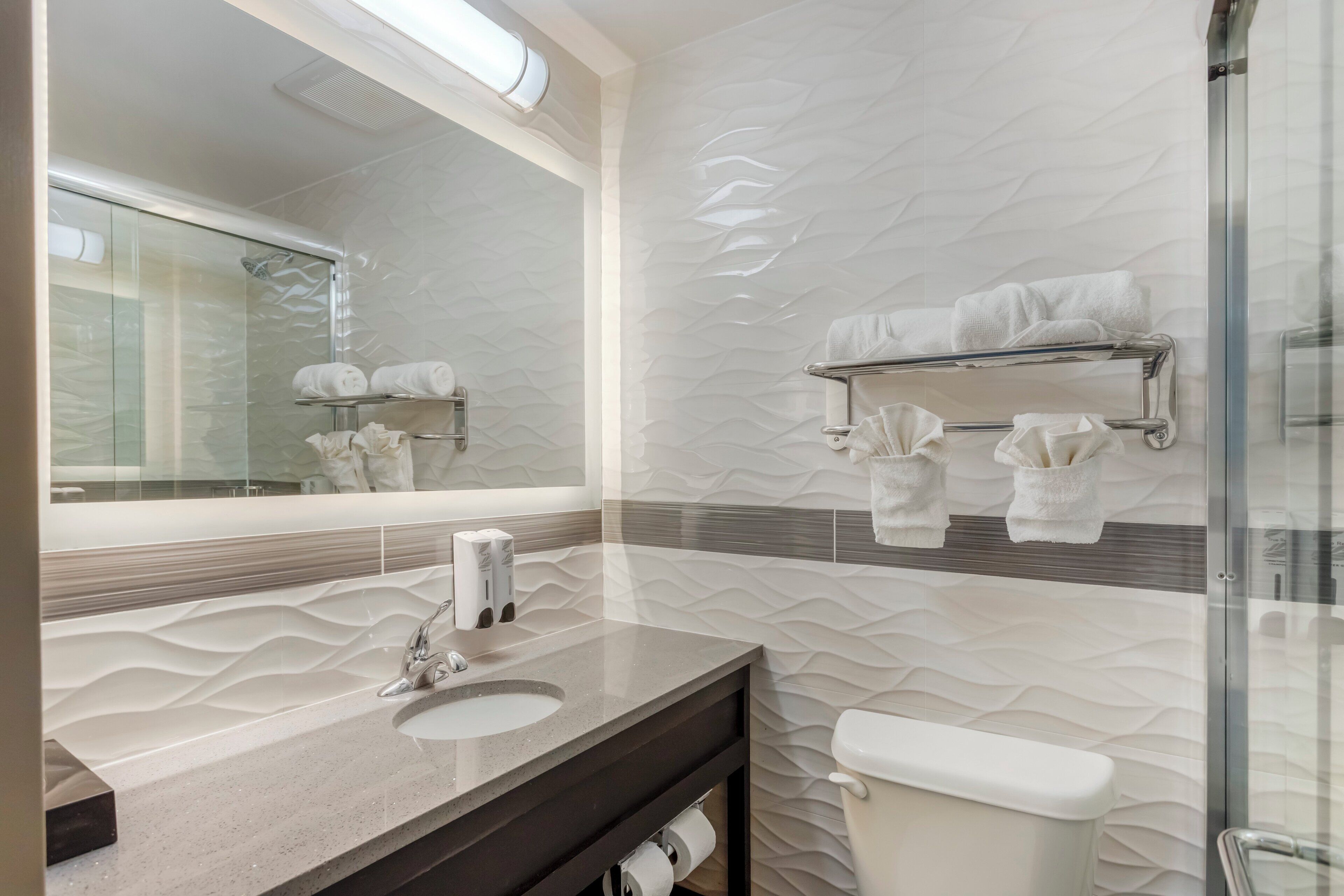 Premium Room, 1 Queen Bed (Upgraded Bedding & Snack, Smoke Free) | Bathroom amenities | Towels, soap, shampoo, toilet paper