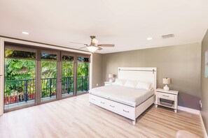 4 bedrooms, iron/ironing board, WiFi, bed sheets - Spacious townhouse in downtown with rooftop terrace, heated pool, and king bed (Fort Lauderdale)