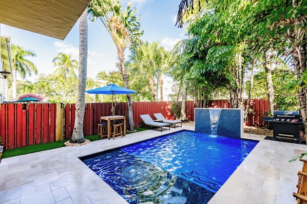 Pool - Spacious townhouse in downtown with rooftop terrace, heated pool, and king bed (Fort Lauderdale)