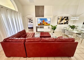 TV - Beautiful, spacious home with a large pool, close to Disney (Davenport)