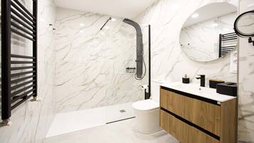 Een haardroger, handdoeken