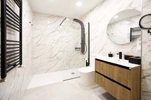 Sèche-cheveux, serviettes fournies