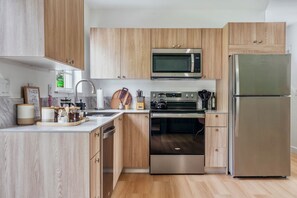 Een koelkast, een magnetron, een oven, een kookplaat