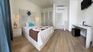 Superior Double Room, Courtyard View | Peti besi dalam bilik, ruang kerja komputer riba, Wi-fi percuma