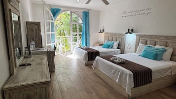 Superior-Vierbettzimmer, Blick auf den Innenhof | Zimmersafe, laptopgeeigneter Arbeitsplatz, kostenloses WLAN