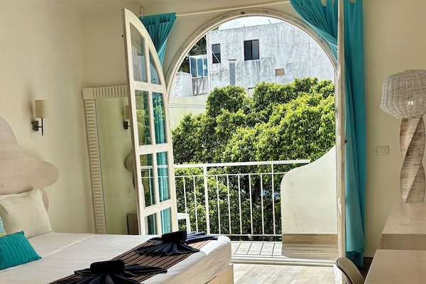 Junior Room, City View | In-room safe, laptop workspace, free WiFi
