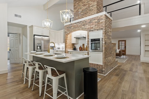 Private Northport 4BR Cottage | Hot Tub, Game room, Workspace, Mins to DT UA