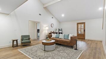 Smart-tv en een computerscherm