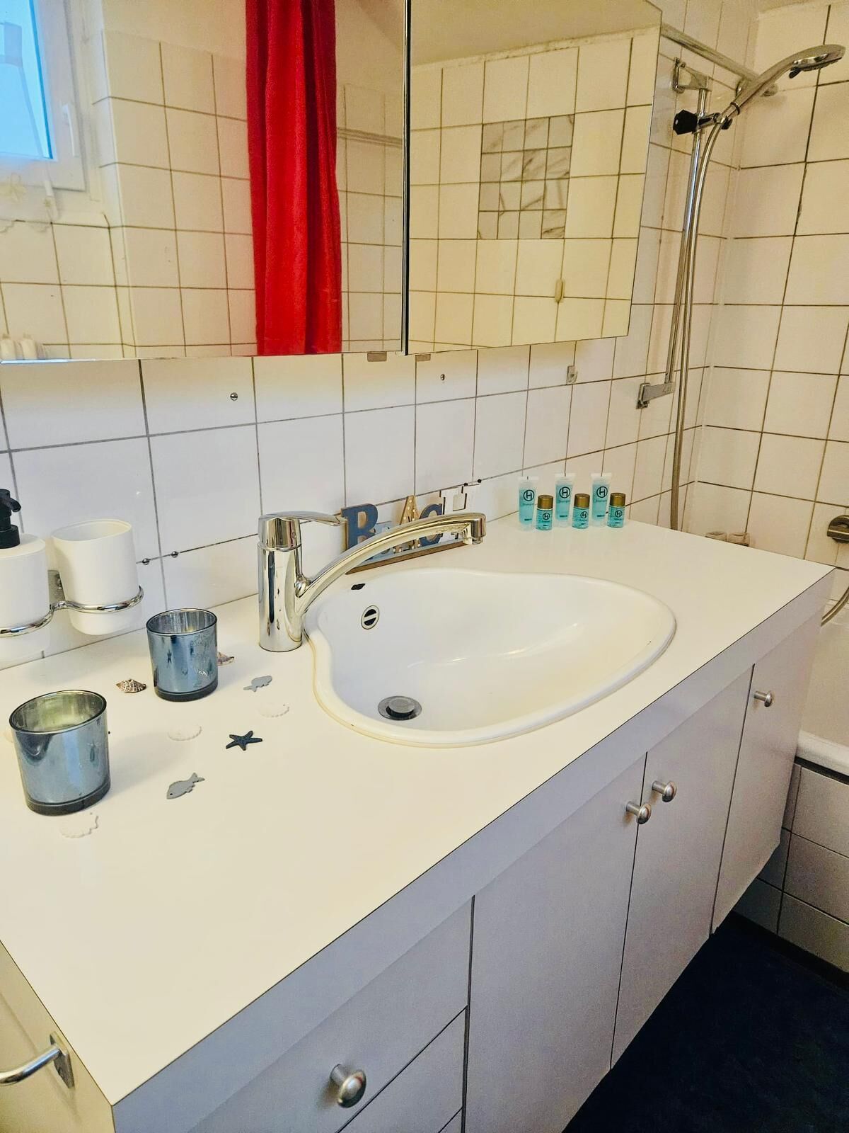 Sèche-cheveux, serviettes fournies, papier toilette