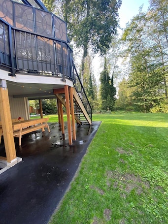 Property grounds. peaceful quiet setting in heart of city