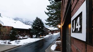 Una calle residencial nevada con una casa identificada con la etiqueta 'J4'.