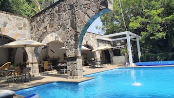 Outdoor pool, open 9:00 AM to 7:00 PM, pool umbrellas
