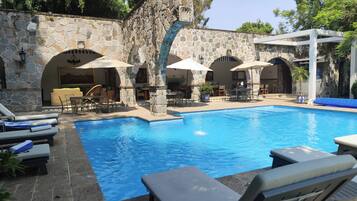 Een buitenzwembad en parasols bij het zwembad