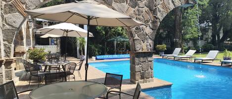 Piscina externa, funciona das 9h às 19h, guarda-sóis