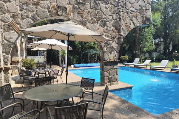 Una piscina al aire libre, sombrillas