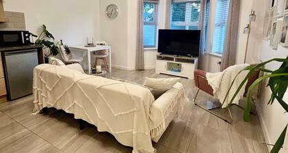 Modern 2 Bed apartment with free parking and Netflix
