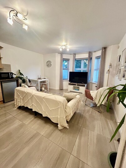 Modern 2 Bed apartment with free parking and Netflix