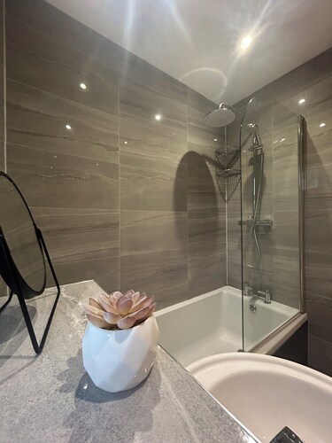 Modern 2 Bed apartment with free parking and Netflix