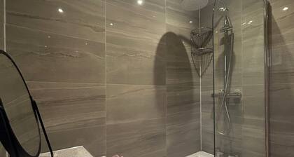 Modern 2 Bed apartment with free parking and Netflix