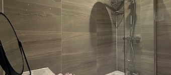 Modern 2 Bed apartment with free parking and Netflix