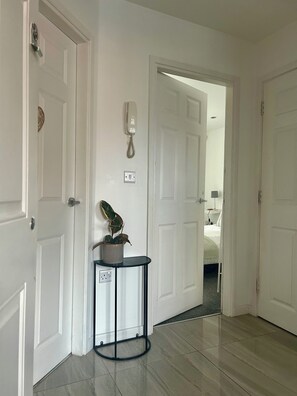 Interior - Modern 2 Bed apartment with free parking and Netflix (Telford)