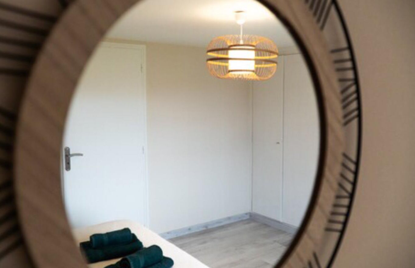 5 dormitorios, escritorio, tabla de planchar con plancha y cuna de viaje