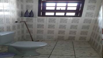 Een bidet, zeep, toiletpapier