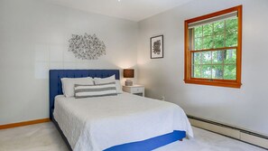 4 室のベッドルーム、デスク、アイロン / アイロン台、旅行用ベビーベッド