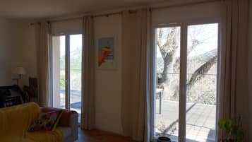 Smart TV, table tennis, books, stereo