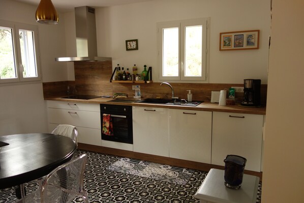 Kühlschrank, Mikrowelle, Ofen, Herdplatte