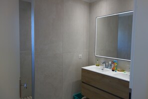 Dusche, Haartrockner, Handtücher