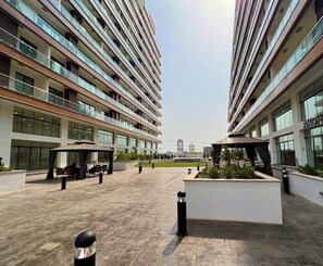 Outdoor dining - 1 bdr - Central City Living (Accra)