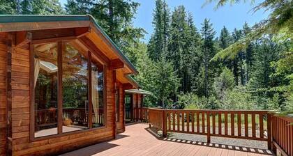 Lovely cedar log cabin in Greenwater minutes to Mount Rainier