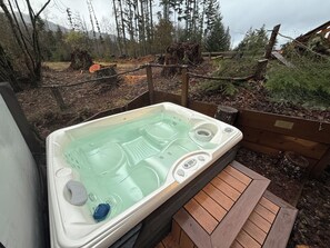 Outdoor spa tub - Lovely cedar log cabin in Greenwater minutes to Mount Rainier (Enumclaw)