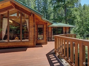 Terrace/patio - Lovely cedar log cabin in Greenwater minutes to Mount Rainier (Enumclaw)