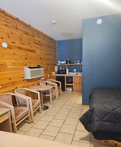 Barn In The Bush- Room 1, Lower level 2 queen beds