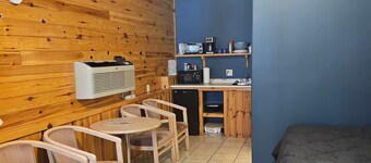 Barn In The Bush- Room 1, Lower level 2 queen beds