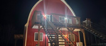 Barn In The Bush- Room 2 Lower level 2 queen beds