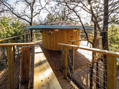 Terrace/patio. The Elf's Aerie, An Enchanting Dog-Friendly Treehouse in the Lost Pines Shire