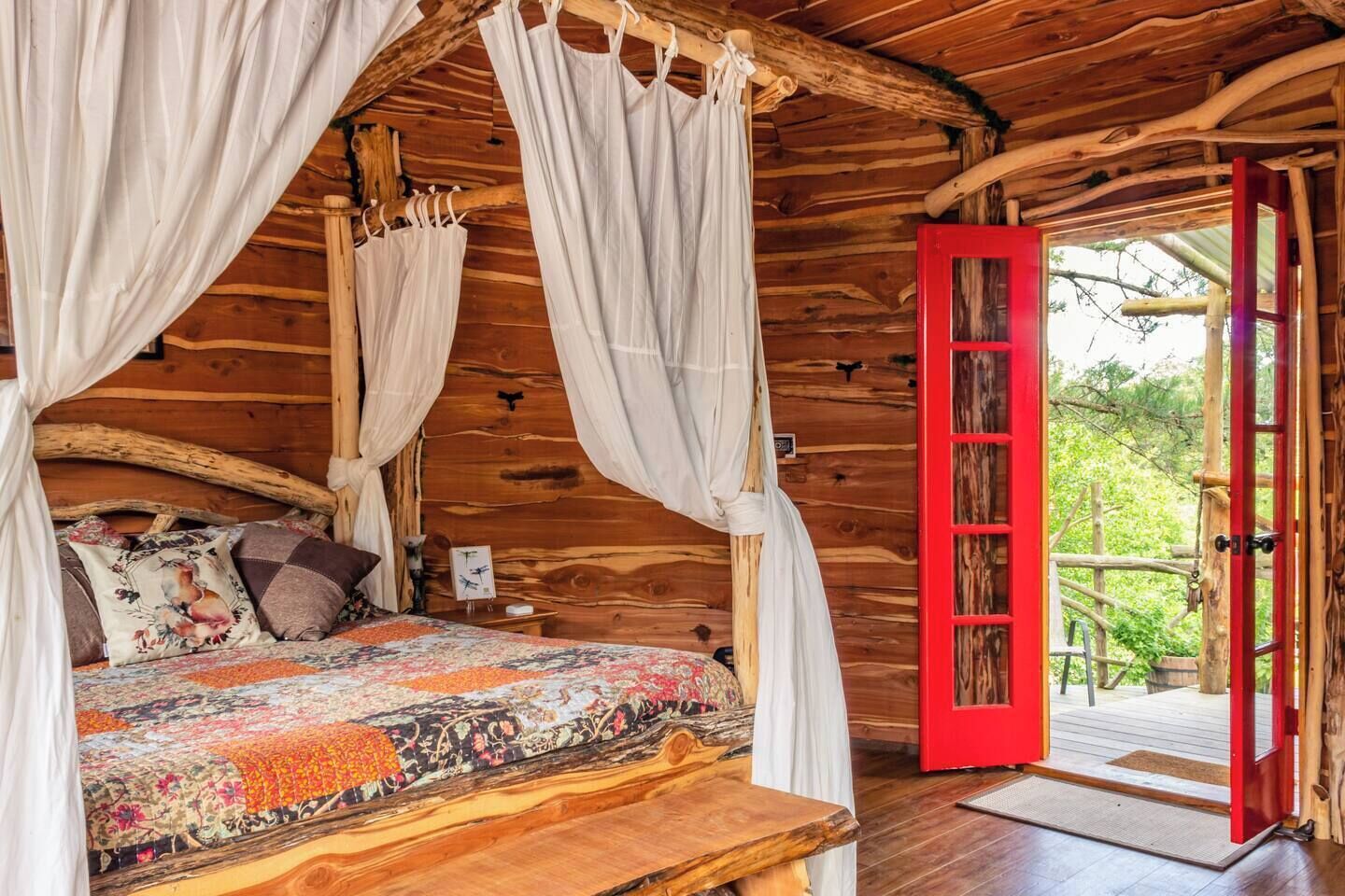 1 bedroom, bed sheets