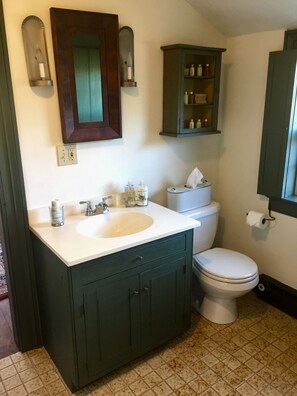 Een haardroger, handdoeken, zeep, shampoo