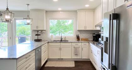 Charming 4-bedroom lake house a stone's throw from beautiful Lake Sinclair