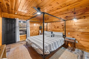 3 bedrooms, free WiFi, bed sheets - Family Fun! Great location! Hot Tub and Free Tickets (Gatlinburg)