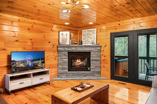 Family Fun! Great location! Hot Tub and Free Tickets