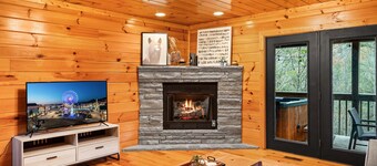 Family Fun! Great location! Hot Tub and Free Tickets