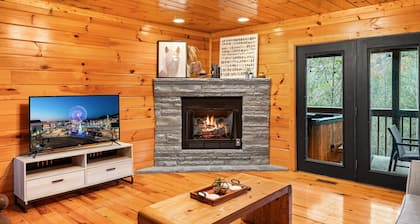 Family Fun! Great location! Hot Tub and Free Tickets