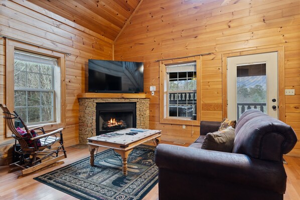 スマートテレビ、暖炉、DVD プレーヤー