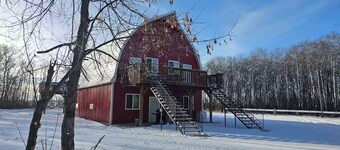 Barn In The Bush - Room 3 Lower level 2 queen beds